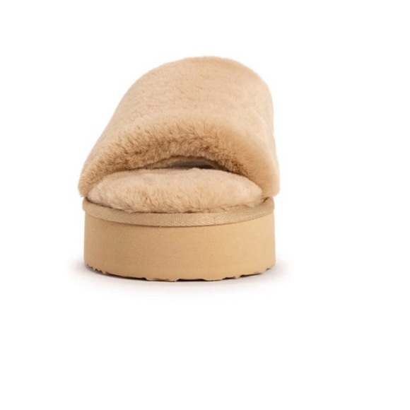 NEW Muk Luks Kirstey Faux Fur Slide Platform Slides in Irish Cream Size Medium - Picture 5 of 8